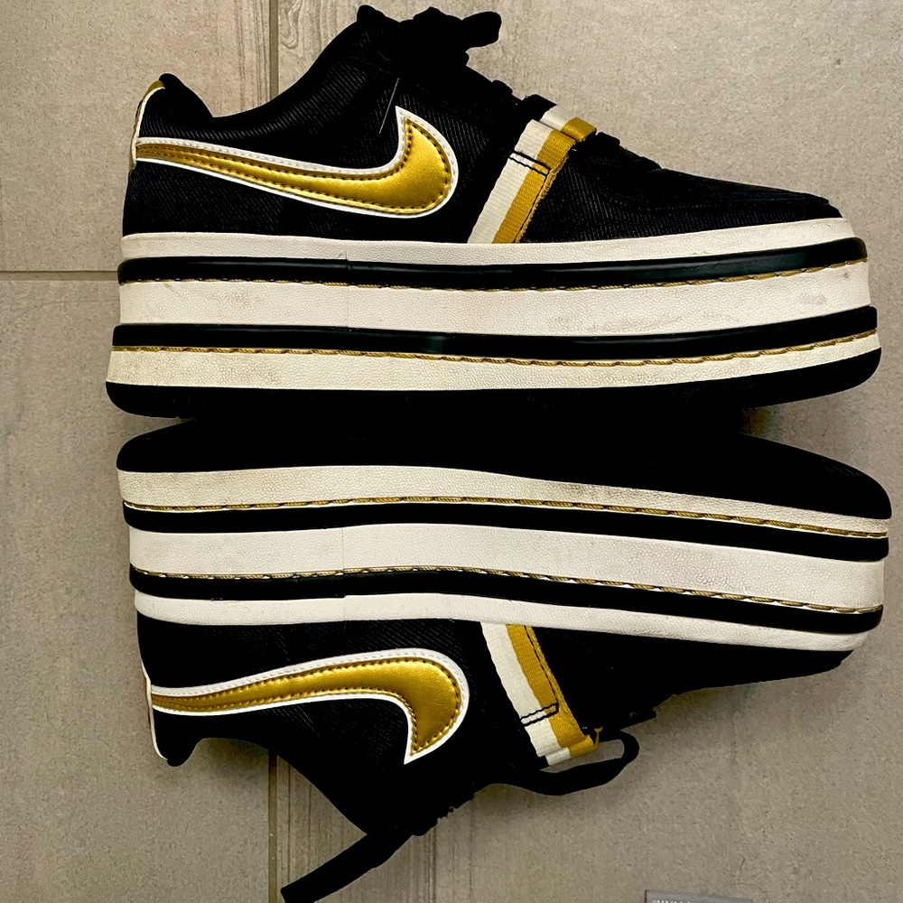Gold detailed Nike